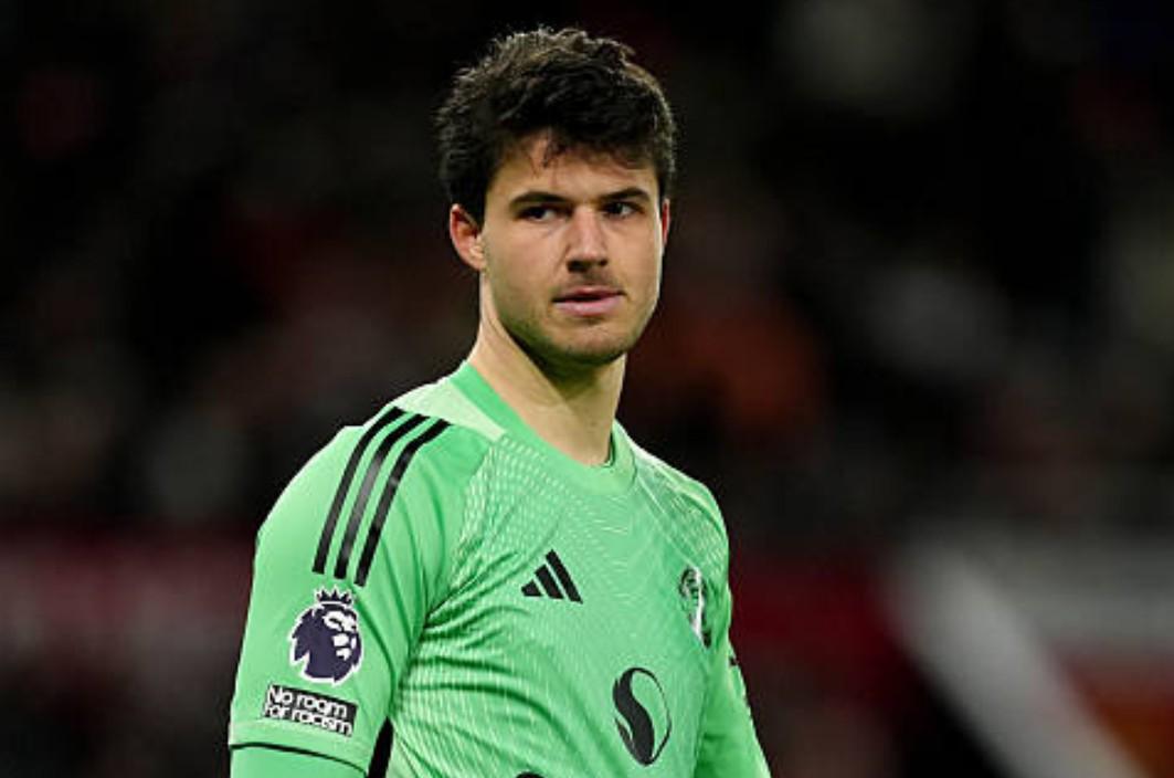 拉门斯加盟曼联后前16场比赛丢23球,奥纳纳同期丢了26球