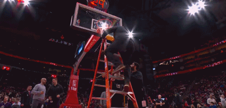 开云体育-文班赛前热身扣坏了篮筐，马刺全队提前回更衣室了