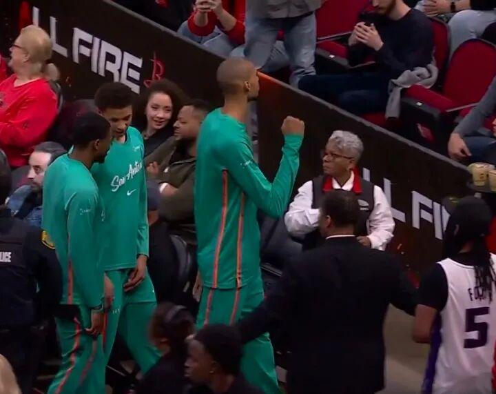 开云体育-文班赛前热身扣坏了篮筐，马刺全队提前回更衣室了