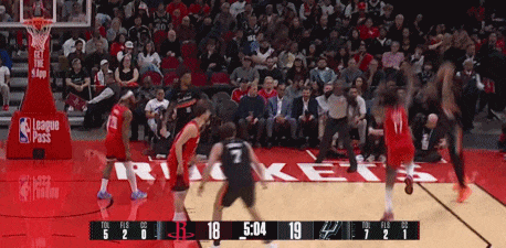 开云体育-文班赛前热身扣坏了篮筐，马刺全队提前回更衣室了