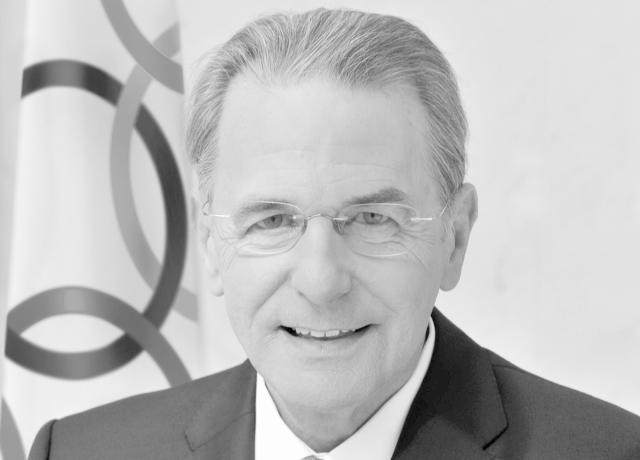 开云APP-【早报】梅西首秀体验功夫足球！热刺枪手“包围”英超